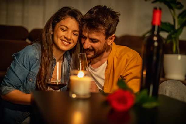 年轻夫妇在家里享受图片下载