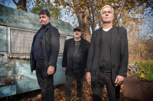 三个时尚的艺术家在户外穿着黑色优雅的西装图片下载