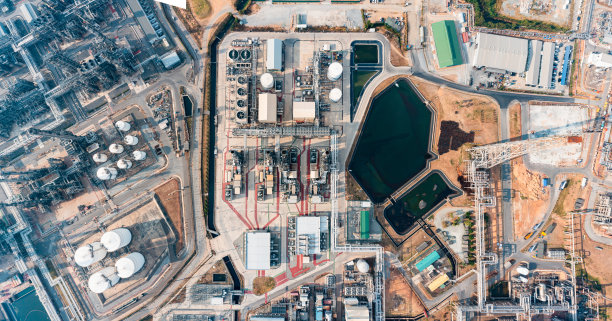 炼油厂或石油精炼厂在重工业的工业工厂，石油生产工厂。图片下载