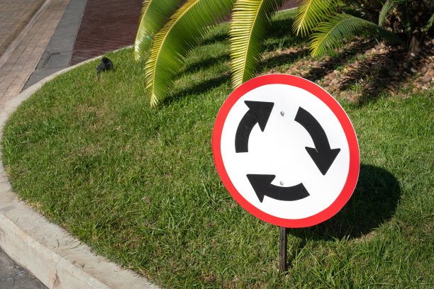 一个迂回的方向标志。图片下载