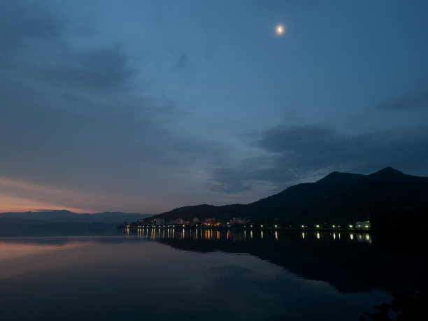 托雅湖的黎明伴随着月亮升起图片下载