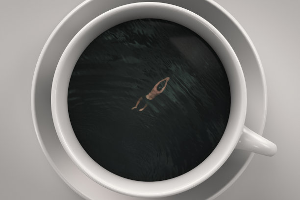 一个人在茶杯里游泳图片下载