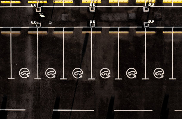 停车场电动汽车充电站标志上方的鸟瞰图图片下载