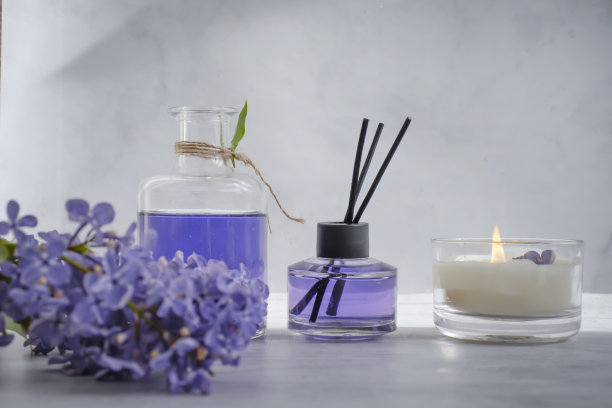 家里的香水，紫丁香花，浅色背景上的蜡烛图片下载