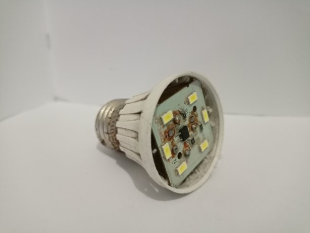 白色背景上破碎的灯图片下载