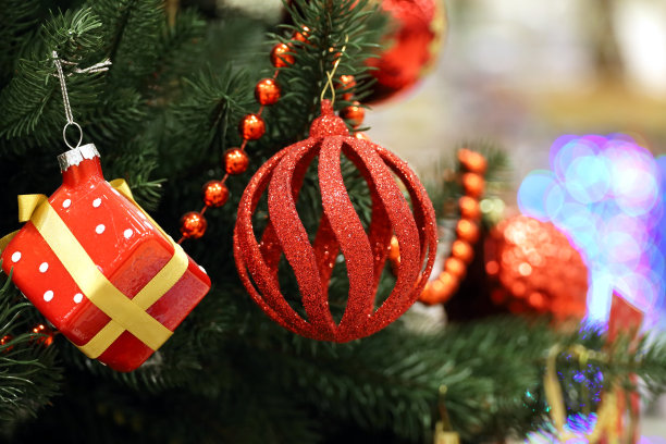 圣诞树上的新年玩具图片下载