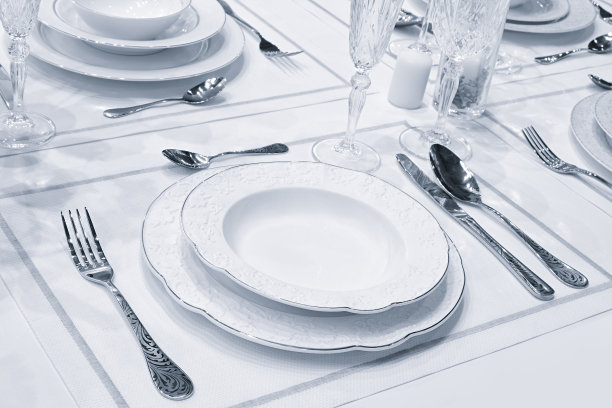 在餐厅的餐桌上服务。图片下载