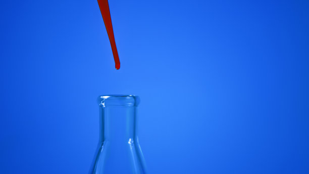 一滴血。吸管。在蓝色的背景上。装有红色液体的医用烧瓶。装有血的烧瓶。滴着红色液体。一滴红色。化验血型图片下载