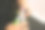 狗爪和指甲刀在女美容师的手中。抛光爪子，修剪，切割，修剪，修剪宠物的美甲概念图片下载