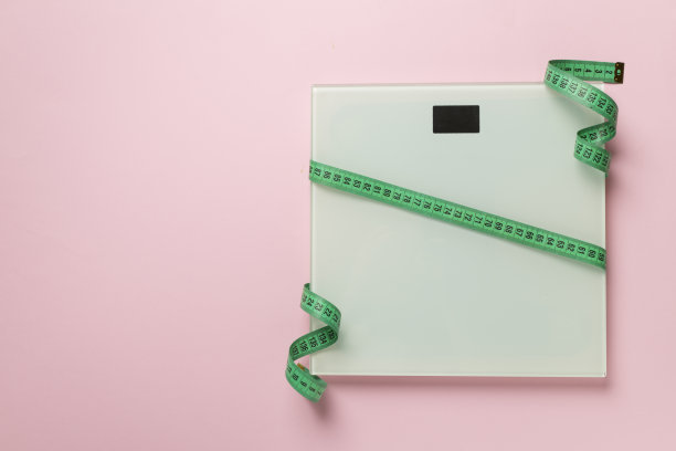 彩色背景上的刻度和卷尺，俯视图。减肥概念图片下载