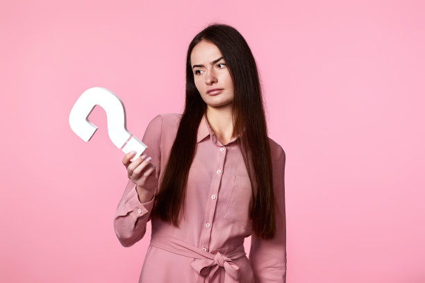 粉色背景上有问号的女人图片下载