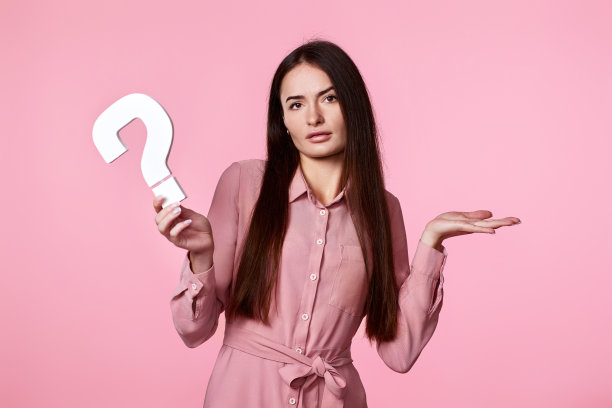 粉色背景上有问号的女人图片下载