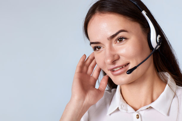 戴耳机的女士正在网上咨询客户。图片下载