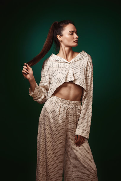 女士穿天然有机丝绸西服长裤和衬衫图片下载