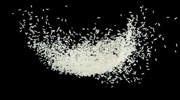 日本稻谷炸飞爆炸，白色稻谷炸抽象云飞。美丽完整的种子大米在空中飞溅，食物对象设计。选择性对焦定格拍摄黑色背景隔离图片下载