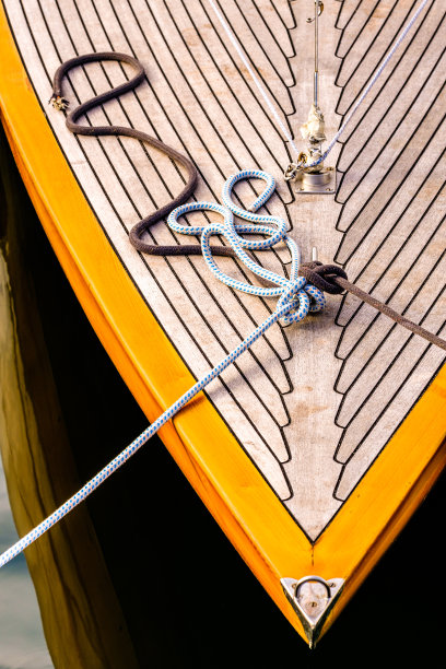 意大利港口的一艘典型帆船图片下载