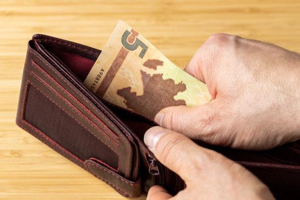 手从钱包里拿出钱，阿塞拜疆纸币，经济和金融概念，上涨的价格，阿塞拜疆马纳特价值图片下载