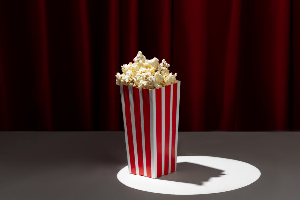 红窗帘剧场舞台上的爆米花盒图片下载