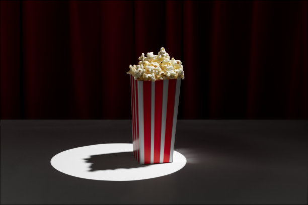 红窗帘剧场舞台上的爆米花盒图片下载