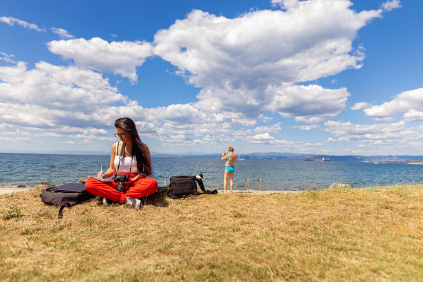 年轻女艺术家在户外工作的照片图片下载