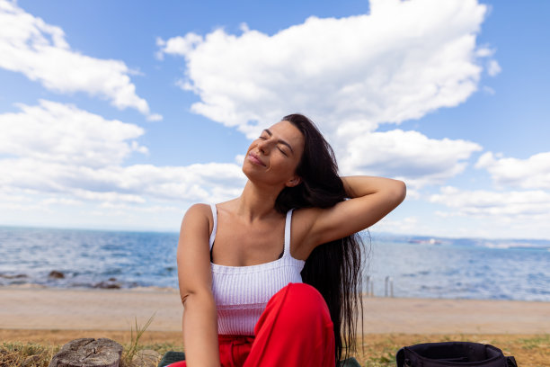 可爱的女人在海滩上享受图片下载
