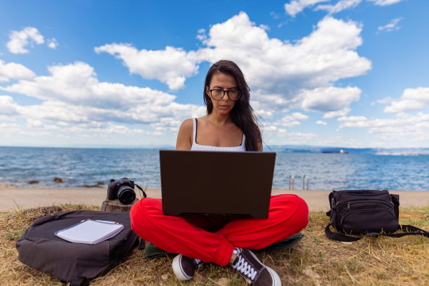 年轻的女性游牧民图片下载