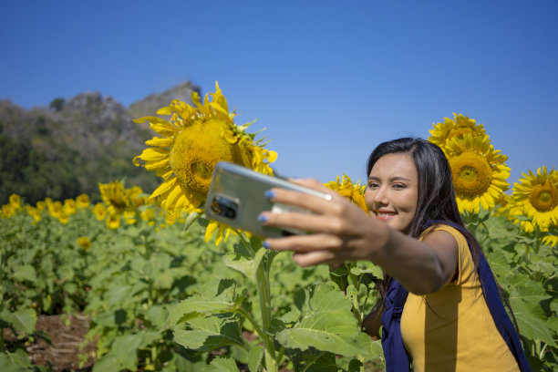 女人去旅行。图片下载