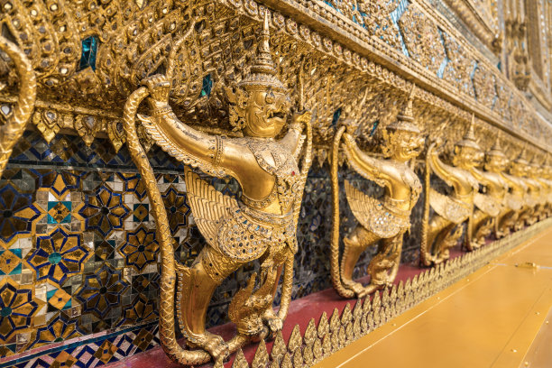 泰国曼谷大皇玉佛寺周围的迦楼罗雕像图片下载