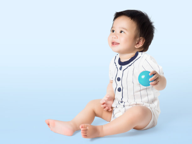 亚洲女婴表现出情感微笑和快乐图片下载