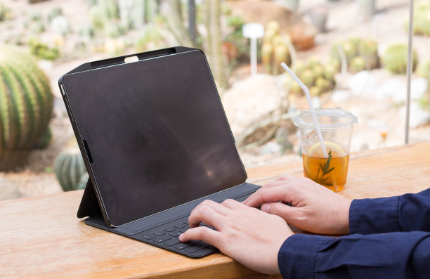 在笔记本电脑上工作，在咖啡馆000000000000000000放松图片下载