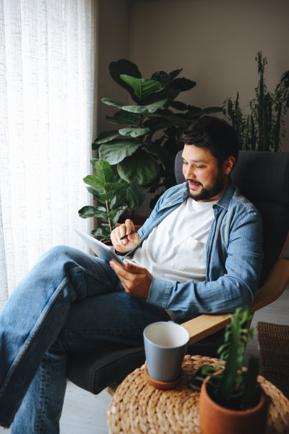 年轻人看着平板电脑图片下载