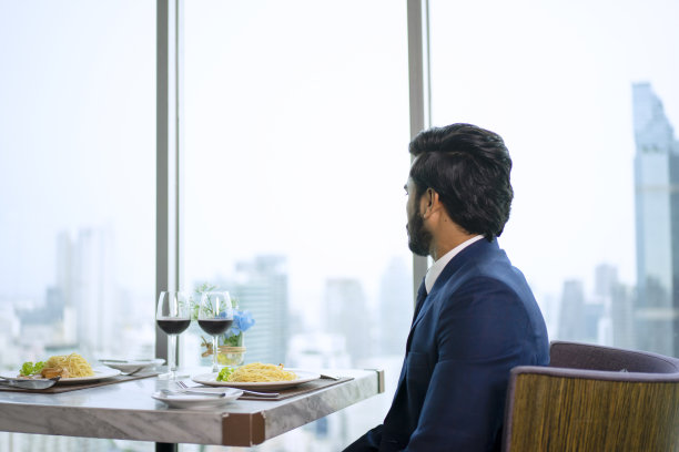 情侣共进情人节晚餐。图片下载