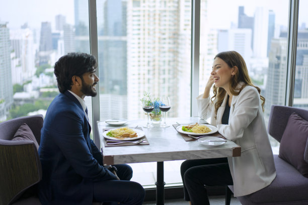 情侣共进情人节晚餐。图片下载