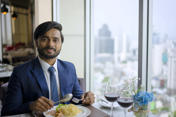 情侣共进情人节晚餐。图片下载