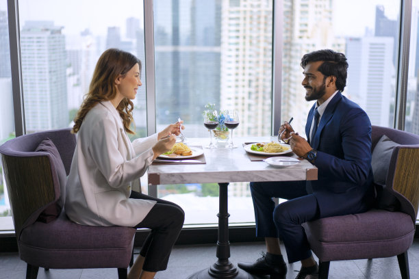 情侣共进情人节晚餐。图片下载