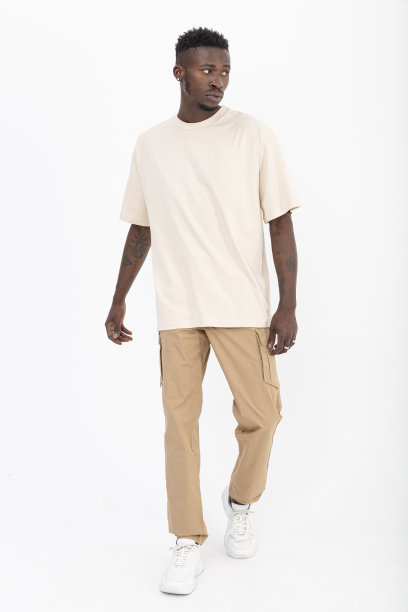 非洲裔黑人男性模特在白色背景前穿着黄色t恤。图片下载