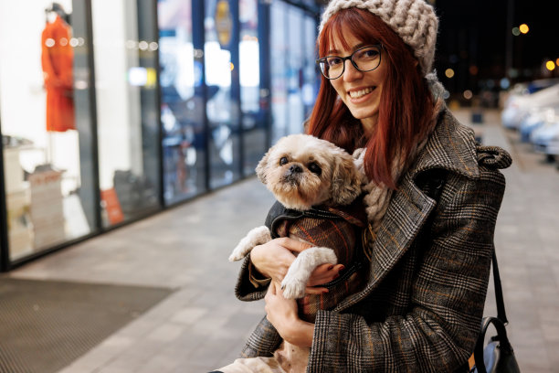 在她的拥抱中保持温暖图片下载