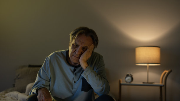 这位老人不能睡到很晚图片下载