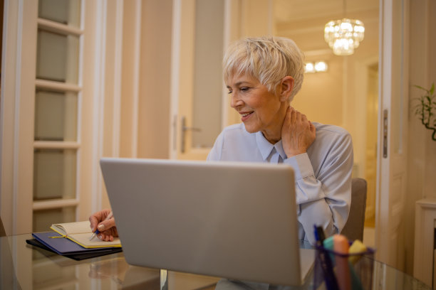 在家工作的女性图片下载