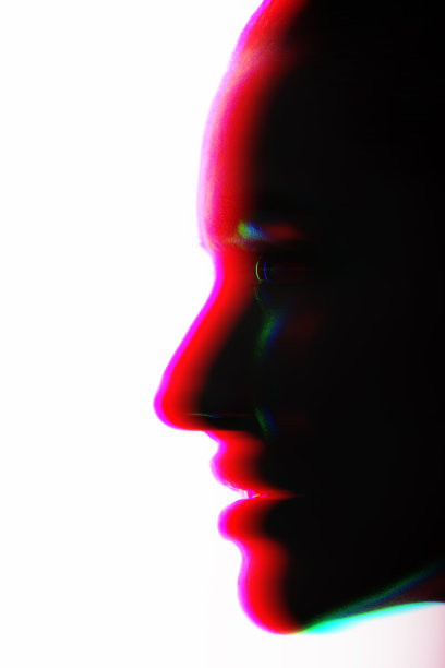 部分美丽的女人面部轮廓覆盖在阴影在RGB颜色通道分割效果风格图片下载