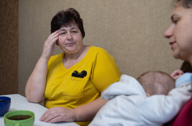 这名女子在和家人喝茶时头痛。图片下载