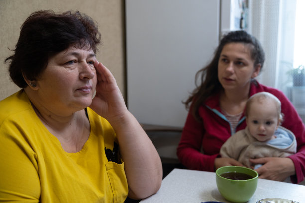 这名女子在和家人喝茶时头痛。图片下载