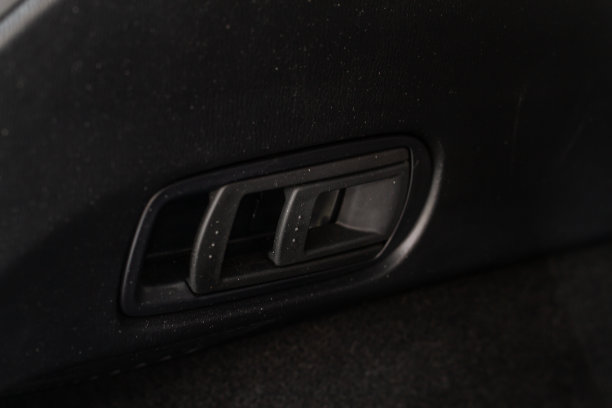 后排座椅可向下折叠图片下载