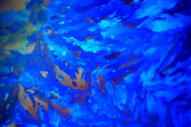 摘要窗霜上的彩色灯光效果，宏观在蓝色和橙色图片下载