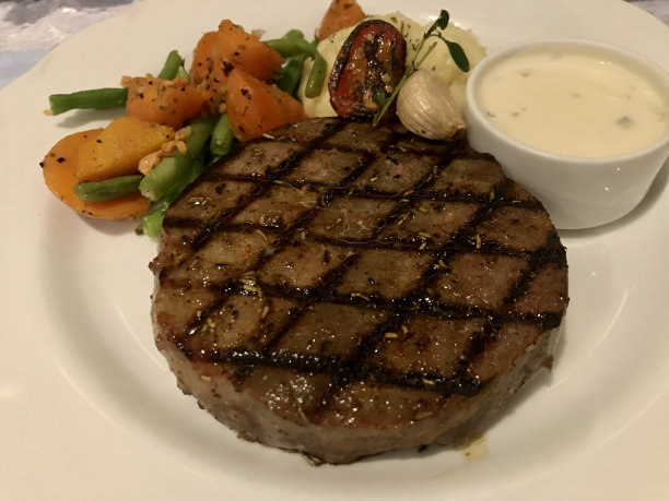 五分熟的里脊牛排图片下载