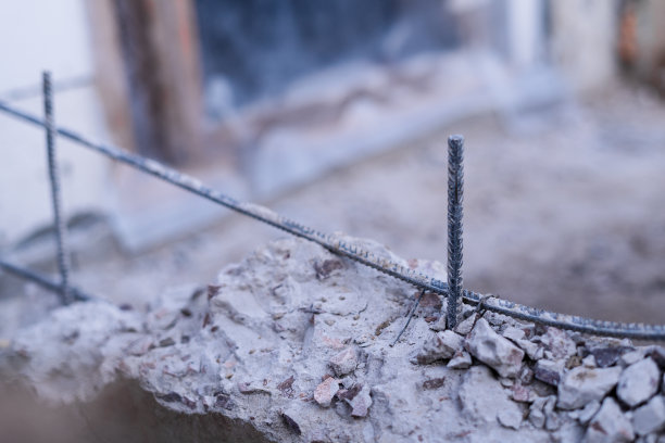 倒塌的混凝土结构，突出的钢筋特写图片下载