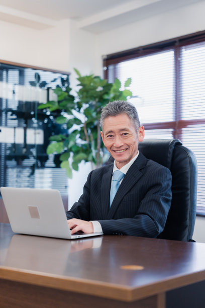 总统正在用他的电脑工作图片下载