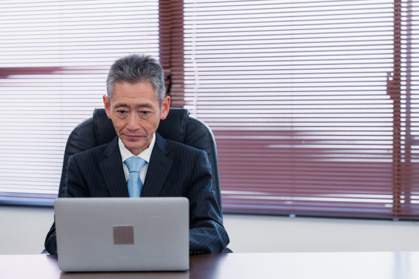 总统正在用他的电脑工作图片下载