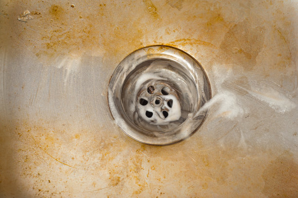 以厨房水槽排水为例，说明高质量洗涤剂作用的说明性示例图片下载