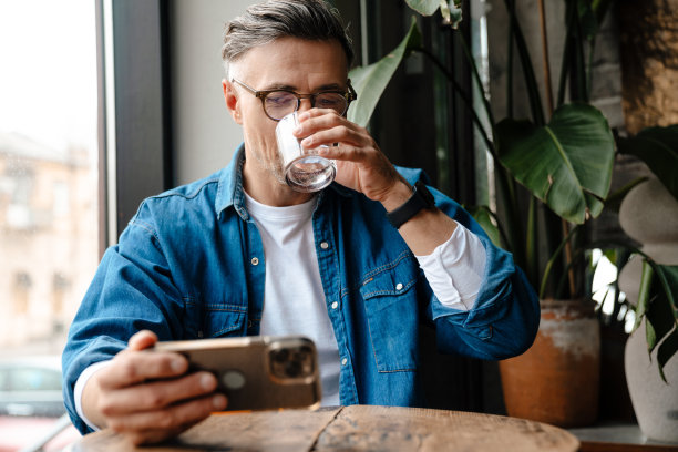 成年帅哥戴眼镜喝水图片下载